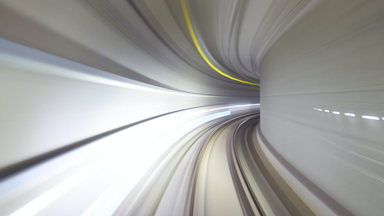 白いトンネルの中を高速移動している風景